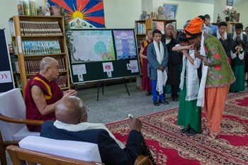 Mpho Tutu an ủi một bé gái Tây Tạng khi cô bé xúc động kể lại câu chuyện về cuộc hành trình của mình từ Tây Tạng cho Thánh Đức Đạt Lai Lạt Ma và Đức Tổng Giám mục Desmond Tutu nghe - trong chuyến viếng thăm của họ đến Trường Làng Trên của Trẻ em Tây Tạng (TCV) ở Dharamsala, HP, Ấn Độ vào 23 tháng 4, 2015. Ảnh / Tenzin Choejor / VPĐLLM