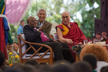 Đức Tổng Giám mục Desmond Tutu phát biểu trước đám đông trong chuyến viếng thăm của Thánh Đức Đạt Lai Lạt Ma đến Trường Làng Trên của Trẻ em Tây Tạng (TCV) ở Dharamsala, HP, Ấn Độ vào 23 tháng 4, 2015. Ảnh / Tenzin Choejor / VPĐLLM