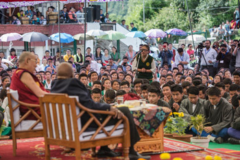 Một học sinh đặt câu hỏi trong chuyến viếng thăm của Thánh Đức Đạt Lai Lạt Ma và Đức Tổng Giám mục Desmond Tutu đến Trường Làng Trên của Trẻ em Tây Tạng (TCV) ở Dharamsala, HP, Ấn Độ vào 23 tháng 4, 2015. Ảnh / Tenzin Choejor / VPĐLLM