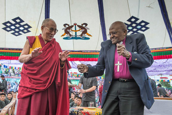 Đức Tổng Giám mục Desmond Tutu đã khiêu vũ với tất cả trẻ em hát 'Chúng ta là thế giới' trong chuyến thăm của Ngài với Thánh Đức Đạt Lai Lạt Ma đến Trường Làng Trên của Trẻ em Tây Tạng (TCV) ở Dharamsala, HP, Ấn Độ vào 23 tháng 4, 2015. Ảnh / Tenzin Choejor / VPĐLLM