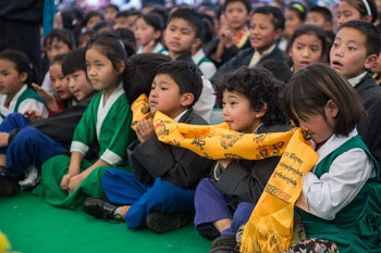Một số học sinh nhỏ tuổi đang lắng nghe Thánh Đức Đạt Lai Lạt Ma và Đức Tổng Giám mục Desmond Tutu trong chuyến viếng thăm của họ đến Trường Làng Trên của Trẻ em Tây Tạng (TCV) ở Dharamsala, HP, Ấn Độ vào 23 tháng 4, 2015. Ảnh / Tenzin Choejor / VPĐLLM