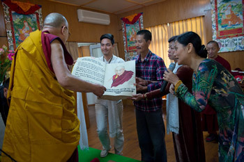 Các thành viên của Câu lạc bộ CEO Việt Nam đã dâng tặng Thánh Đức Đạt Lai Lạt Ma bản sao cuốn ‘Nhập Bồ Tát Hạnh’ của Ngài Tịch Thiên trong cuộc gặp gỡ của họ tại Dinh thự của Ngài ở Dharamsala, HP, Ấn Độ vào 15 tháng 5, 2015. Ảnh / Tenzin Choejor / VPĐLLM