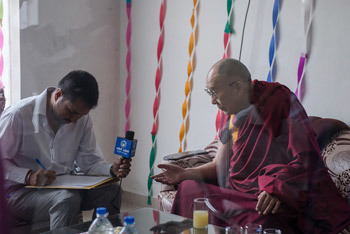Anil Patwa phỏng vấn Đức Đạt Lai Lạt Ma tại Kangra, HP, Ấn Độ vào ngày 9 tháng 5 năm 2015. Ảnh / Tenzin Choejor / VPĐLLM