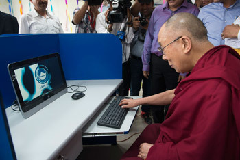 Thánh Đức Đạt Lai Lạt Ma ra mắt ứng dụng Himachalabhiabhi.com trong chuyến viếng thăm Kangra, HP, Ấn Độ vào ngày 9 tháng 5 năm 2015. Ảnh / Tenzin Choejor / VPĐLLM