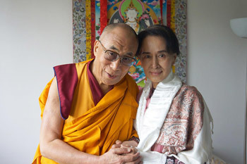 Thánh Đức Đạt Lai Lạt Ma và Aung San Suu Kyi trong cuộc gặp gỡ của họ ở London, Anh vào ngày 19 tháng 6, 2012. Ảnh / Jeremy Russell / VPĐLLM