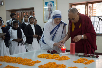 Thánh Đức Đạt Lai Lạt Ma thắp nến tại ngôi mộ của Mẹ Teresa trong chuyến viếng thăm Nhà Mẹ của Hội Truyền Giáo Bác Ái ở Kolkata, Tây Bengal, Ấn Độ vào ngày 12 tháng 1, 2015. Ảnh / Tenzin Choejor / VPĐLLM