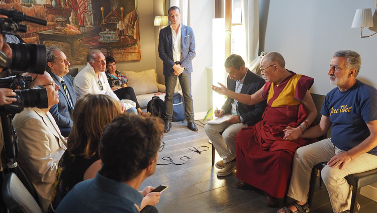 Thánh Đức Đạt Lai Lạt Ma nói chuyện với các thành viên của báo chí tại khách sạn của Ngài ở Taormina, Sicily, Ý vào ngày 16 tháng 9 năm 2017. Ảnh của Jeremy Russell