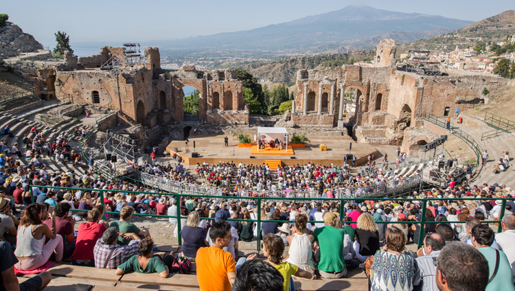 Một quang cảnh của Nhà hát Hy Lạp với hơn 2.500 người tham dự buổi nói chuyện của Thánh Đức Đạt Lai Lạt Ma về đề tài "Hòa bình là nơi Gặp gỡ của các Dân tộc" tại Taormina, Sicily, Ý vào ngày 16 tháng 9 năm 2017. Ảnh của Viện Lama Tsongkhapa