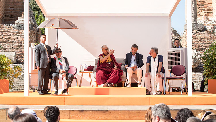Thánh Đức Đạt Lai Lạt Ma nói về "Hòa bình là nơi Gặp Gỡ của các Dân tộc" tại Nhà hát Hy Lạp ở Taormina, Sicily, Ý vào ngày 16 tháng 9 năm 2017. Ảnh của Viện Lama Tsongkhapa