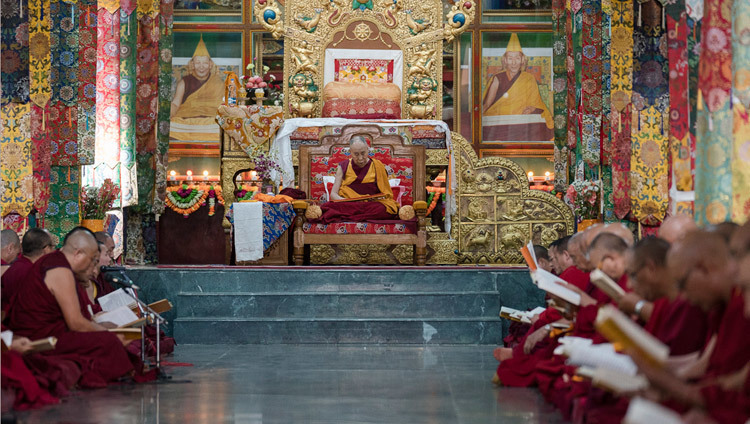 Thánh Đức Đạt Lai Lạt Ma cùng với chư Tôn Túc đang đọc tụng các bản văn của Je Tsongkhapa nhân dịp lễ Ganden Ngacho tại Tu viện Ganden Lachi ở Mundgod, Karnataka, Ấn Độ vào 23 tháng 12, 2016. Ảnh / Tenzin Choejor / VPĐLLM