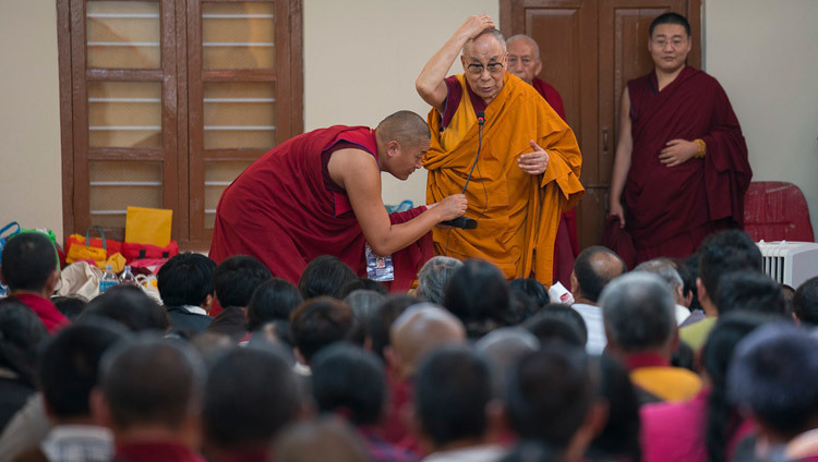 Thánh Đức Đạt Lai Lạt Ma phát biểu trước những người hành hương từ Tây Tạng tại Tu viện Ganden Lachi ở Mundgod, Karnataka, Ấn Độ vào ngày 23 tháng 12, 2016. Ảnh của Tenzin Choejor / VPĐLLM