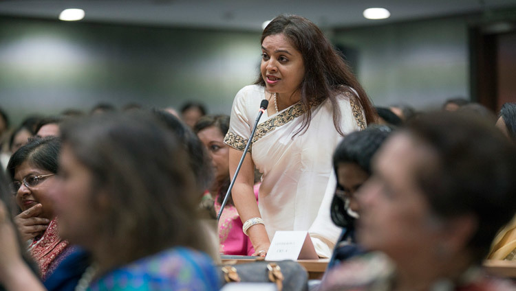 Một thành viên của khán giả hỏi Thánh Đức Đạt Lai Lạt Ma một câu hỏi trong buổi nói chuyện với Cánh Phụ Nữ của Liên đoàn Phòng Thương mại và Công nghiệp Ấn Độ ở New Delhi, Ấn Độ vào ngày 21 tháng 1 năm 2017. Ảnh / Tenzin Choejor / VPĐLLM
