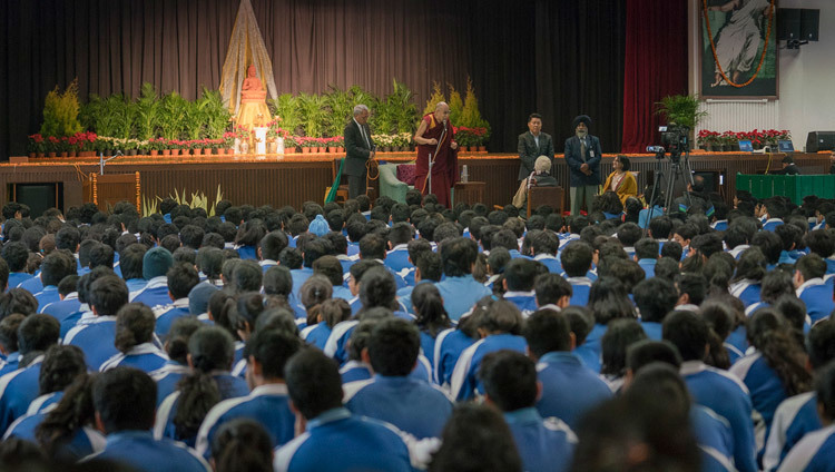 Thánh Đức Đạt Lai Lạt Ma nói chuyện với học sinh tại Trường Quốc Tế Mother ở New Delhi, Ấn Độ vào ngày 21 tháng 1 năm 2017. Ảnh / Tenzin Choejor / VPĐLLM
