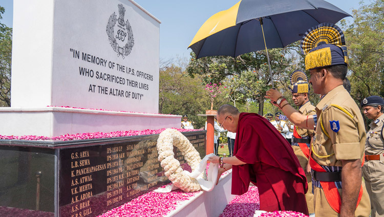Thánh Đức Đạt Lai Lạt Ma đặt vòng hoa tại Đài tưởng niệm Liệt sĩ tại Học viện Cảnh sát Quốc gia Sardar Vallabhbhai Patel ở Hyderabad, Telangana, Ấn Độ vào 11 tháng 2, 2017. Ảnh của Tenzin Choejor / VPDLLM