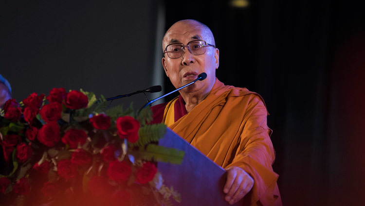 Thánh Đức Đạt Lai Lạt Ma thực hiện bài phát biểu quan trọng của mình tại lễ khai mạc Hội nghị Quốc tế về “Sự Liên Quan của Phật giáo trong Thế kỷ 21” ở Rajgir, Bihar, Ấn Độ vào 17 tháng 3, 2017. Ảnh của Tenzin Choejor / VPĐLLM