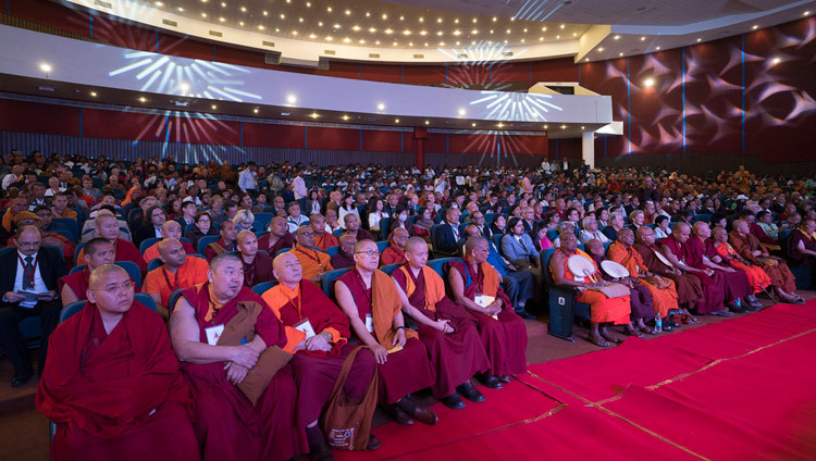 Các đại biểu tham dự Hội nghị quốc tế về “Sự Liên Quan của Phật giáo trong thế kỷ 21” đang tham dự phiên khai mạc tại Trung tâm Hội nghị Quốc tế Nalanda ở Rajgir, Bihar, Ấn Độ vào 17 tháng 3, 2017. Ảnh của Tenzin Choejor / VPĐLLM