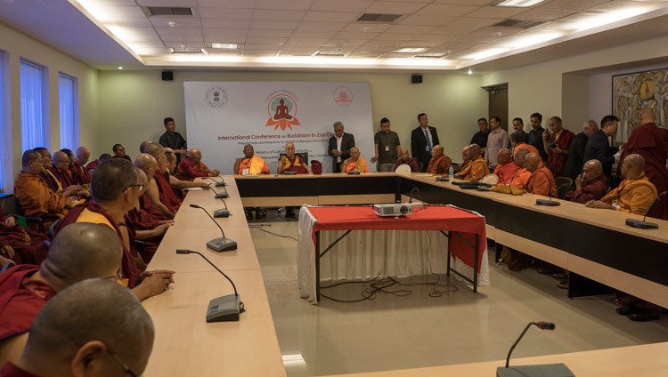 Thánh Đức Đạt Lai Lạt Ma tham gia cuộc họp với chư Tôn túc cao cấp của Tăng đoàn vào buổi chiều ngày đầu tiên của Hội nghị Phật giáo Quốc tế kéo dài ba ngày tại Rajgir, Bihar, Ấn Độ vào 17 tháng 3, 2017. Ảnh của Tenzin Choejor / VPĐLLM