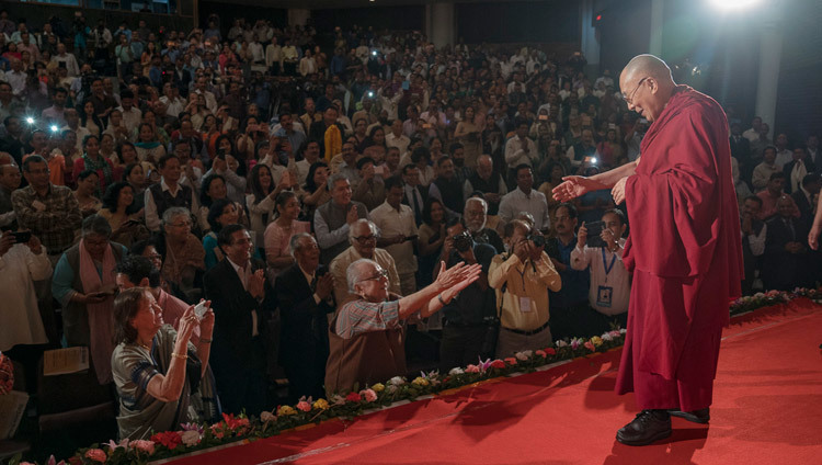 Thánh Đức Đạt Lai Lạt Ma chào các thành viên của khán giả khi Ngài quang lâm đến khán đài tại Trung tâm Biểu diễn Nghệ thuật ITA ở Guwahati, Assam, Ấn Độ vào ngày 1 tháng 4, 2017. Ảnh của Tenzin Choejor / VPĐLLM
