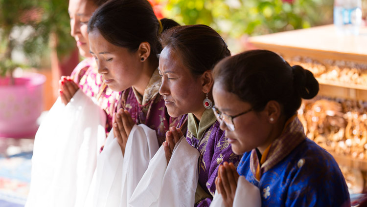 Các Sinh viên của Học viện trung tâm Nghiên cứu Phật giáo tụng “Bát Nhã Tâm Kinh” khi Thánh Đức Đạt Lai Lạt Ma bắt đầu thời Pháp Thoại của Ngài tại Leh, Ladakh, J & K, Ấn Độ vào ngày 28 tháng 7 năm 2017. Ảnh của Tenzin Choejor / VPĐLLM