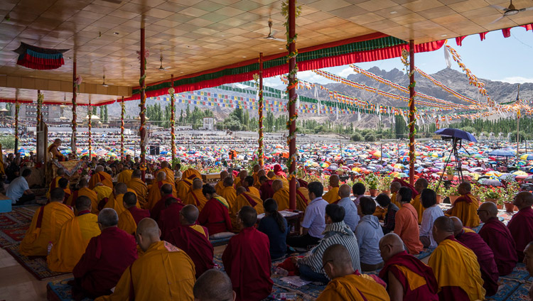 Một cảnh nhìn từ phía khán đài ra đám đông 40.000 người đang tham dự pháp hội của Thánh Đức Đạt Lai Lạt Ma tại Leh, Ladakh, J & K, Ấn Độ vào ngày 28 tháng 7 năm 2017. Ảnh: Tenzin Choejor / VPĐLLM