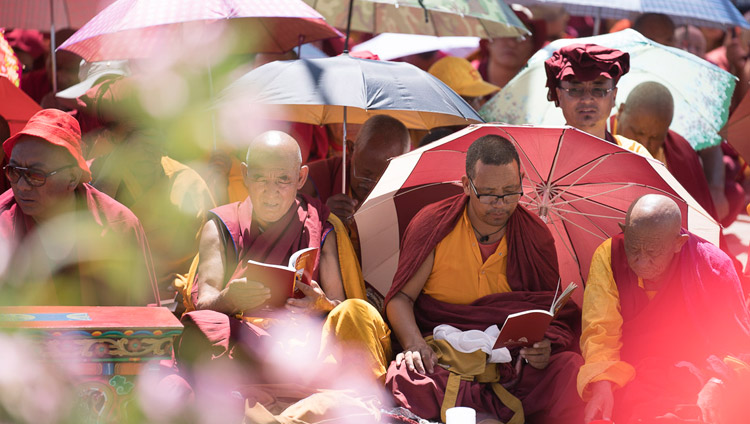 Bảo vệ mình khỏi ánh nắng mặt trời bằng những chiếc dù, các vị Tăng trong đám đông đang theo dõi bản Kinh khi Thánh Đức Đạt Lai Lạt Ma đọc từ “Nhập Bồ Tát Hạnh” trong ngày đầu tiên pháp hội của Ngài tại Leh, Ladakh, J & K, Ấn Độ vào 28 tháng Bảy, 2017. Ảnh: Tenzin Choejor / VPĐLLM