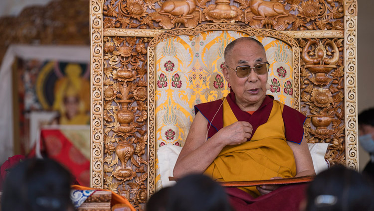 Thánh Đức Đạt Lai Lạt Ma trong ngày thuyết giảng đầu tiên của pháp Hội ba ngày tại Leh, Ladakh, J & K, Ấn Độ vào ngày 28 tháng 7 năm 2017. Ảnh của Tenzin Choejor /  VPĐLLM
