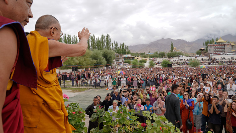 Thánh Đức Đạt Lai Lạt Ma vẫy tay chào với những người phương Tây đến dự ngày thuyết Pháp thứ hai tại giảng đường Shiwatsel ở Leh, Ladakh, J & K, Ấn Độ vào ngày 29 tháng 7 năm 2017. Ảnh của Tenzin Choejor / VPĐLLM
