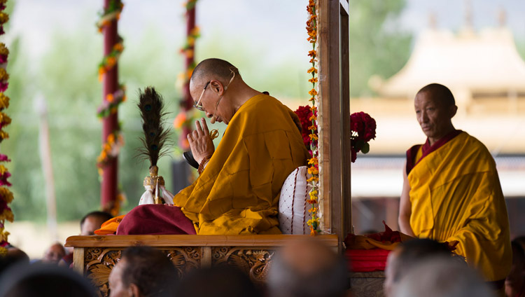 Thánh Đức Dalai Lama đang thực hiện các nghi thức chuẩn bị cho Lễ Quán đảnh Trường thọ vào ngày cuối cùng của Pháp hội tại Leh, Ladakh, J & K, Ấn Độ vào ngày 30 tháng 7 năm 2017. Ảnh của Tenzin Choejor / VPĐLLM