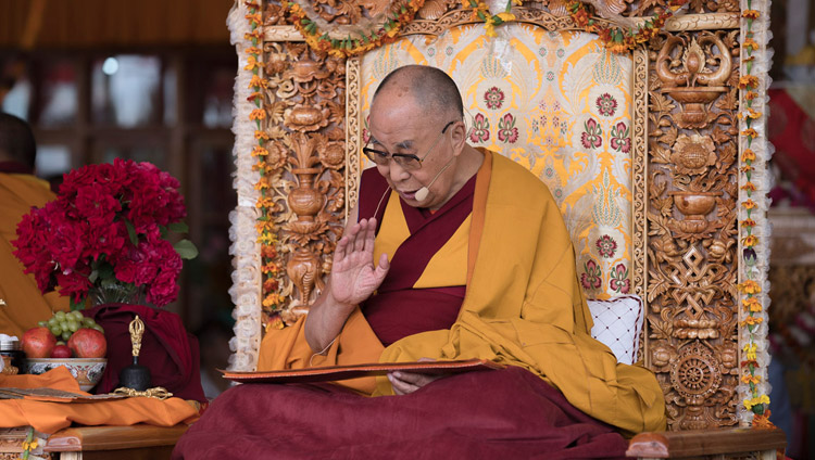Thánh Đức Đạt Lai Lạt Ma đọc “Nhập Bồ Tát Hạnh” vào ngày cuối cùng của pháp hội tại Leh, Ladakh, J & K, Ấn Độ vào ngày 30 tháng 7 năm 2017. Ảnh của Tenzin Choejor / VPĐLLM