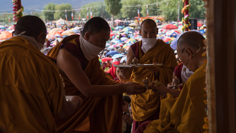 Các Vị trợ lý đang dâng những phẩm vật cúng dường theo nghi lễ lên Thánh Đức Đạt Lai Lạt Ma trong Lễ Quán đảnh Trường thọ tại Leh, Ladakh, J & K, Ấn Độ vào ngày 30 tháng 7 năm 2017. Ảnh của Tenzin Choejor / VPĐLLM