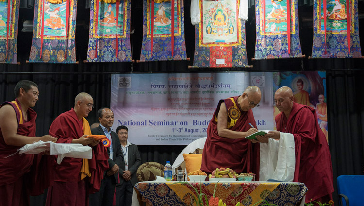 Thánh Đức Đạt Lai Lạt Ma phát hành ba cuốn sách vào đầu buổi hội thảo về 'Phật giáo ở Ladakh' tại Viện Nghiên cứu Phật học Trung ương ở Leh, Ladakh, J & K, Ấn Độ vào ngày 1 tháng 8 năm 2017. Ảnh của Tenzin Choejor / VPĐLLM