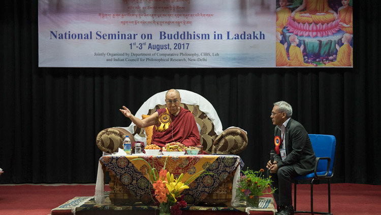 Thánh Đức Đạt Lai Lạt Ma nói chuyện với khán giả vào ngày đầu tiên của ba ngày hội thảo về 'Phật giáo ở Ladakh' tại Viện Nghiên cứu Phật học Trung ương ở Leh, Ladakh, J & K, Ấn Độ vào ngày 1 tháng 8 năm 2017. Ảnh của Tenzin Choejor / VPĐLLM