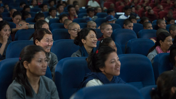 Các thành viên của khán giả đang lắng nghe Thánh Đức Đạt Lai Lạt Ma phát biểu tại buổi hội thảo về 'Phật giáo tại Ladakh' tại Viện Nghiên cứu Phật học Trung ương ở Leh, Ladakh, J & K, Ấn Độ vào ngày 1 tháng 8 năm 2017. Ảnh: Tenzin Choejor / VPĐLLM