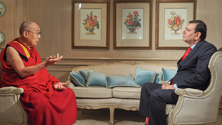 Srinjoy Chowdhury - biên tập viên quốc gia của Times Now - đang phỏng vấn Thánh Đức Đạt Lai Lạt Ma tại New Delhi, Ấn Độ vào ngày 6 tháng 8 năm 2017. Ảnh của Jeremy Russell / VPĐLLM
