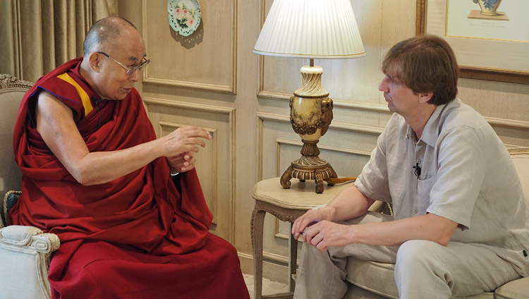 Stanislav Kucher của Tờ báo Kommersant của Nga đã phỏng vấn Thánh Đức Đạt Lai Lạt Ma tại New Delhi, Ấn Độ vào ngày 8 tháng 8 năm 2017. Ảnh của Jeremy Russell / VPĐLLM