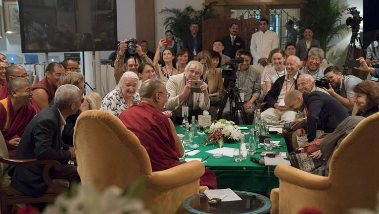Thánh Đức Đạt Lai Lạt Ma đã đưa ra lời bế mạc vào lúc kết thúc cuộc đối thoại với các nhà khoa học Nga tại New Delhi, Ấn Độ vào ngày 8 tháng 8 năm 2017. Ảnh của Tenzin Choejor / VPĐLLM