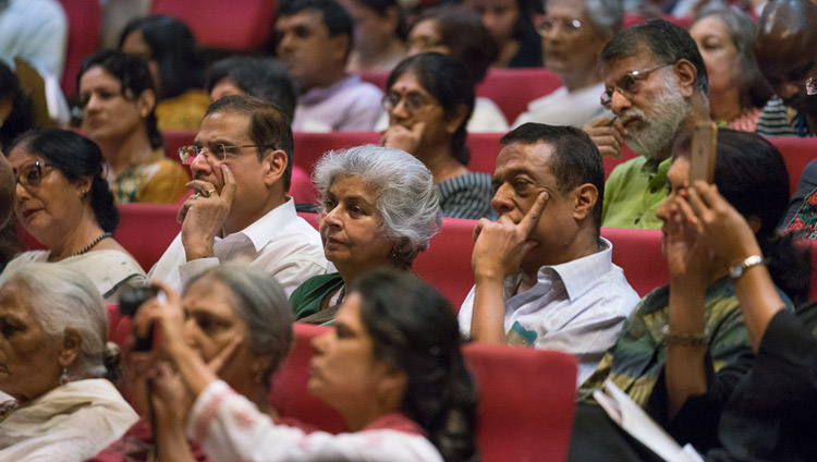 Các thành viên của khán giả lắng nghe Thánh Đức Đạt Lai Lạt Ma thuyết trình bài Tưởng niệm Rajendra Mathur ở New Delhi, Ấn Độ vào ngày 9 tháng 8 năm 2017. Ảnh của Tenzin Choejor / VPĐLLM