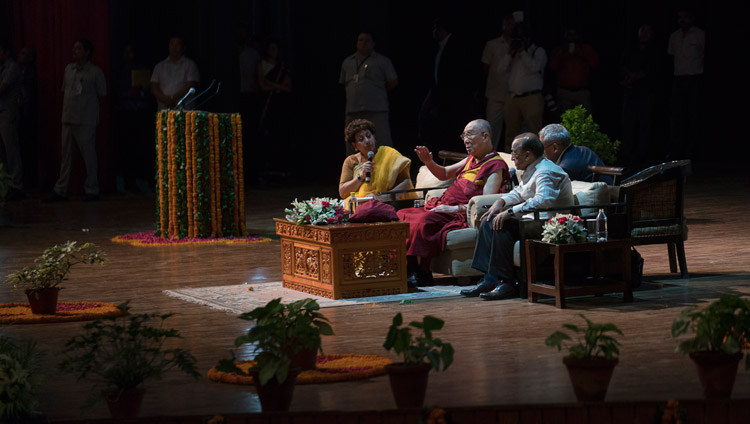 Thánh Đức Đạt Lai Lạt Ma trả lời các câu hỏi của khán giả trong buổi nói chuyện tại Thính phòng Siri Fort ở New Delhi, Ấn Độ vào ngày 10 tháng 8 năm 2017. Ảnh của Tenzin Choejor / VPĐLLM