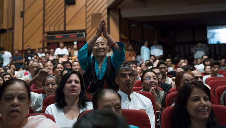 Người Tây Tạng cao tuổi kính lễ Thánh Đức Đạt Lai Lạt Ma khi Ngài nói với người Tây Tạng trong số khán giả sau buổi nói chuyện của Ngài tại thính phòng Siri Fort tại Delhi, Ấn Độ vào 10 tháng 8, 2017. Ảnh: Tenzin Choejor / VPĐLLM