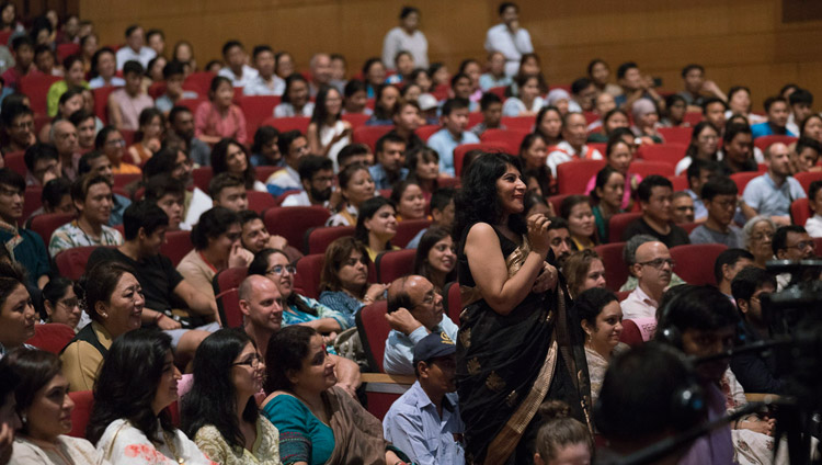 Một thành viên của khán giả hỏi Thánh Đức Đạt Lai Lạt Ma trong cuộc nói chuyện tại Thính phòng Siri Fort tại New Delhi, Ấn Độ vào ngày 10 tháng 8 năm 2017. Ảnh của Tenzin Choejor / VPĐLLM