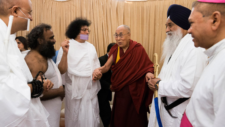 Thánh Đức Đạt Lai Lạt Ma được cung đón bởi Tiến sĩ Lokesh Muni và các lãnh đạo tôn giáo khác khi Ngài đến CLB Thể thao Quốc gia Ấn Độ Dome ở Mumbai, Ấn Độ vào 13 tháng 8, 2017. Ảnh của Tenzin Choejor / VPĐLLM