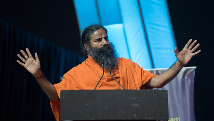 Swami Ramdev phát biểu tại cuộc đối thoại liên tôn tại Mumbai, Ấn Độ vào ngày 13 tháng 8 năm 2017. Ảnh của Tenzin Choejor / VPĐLLM