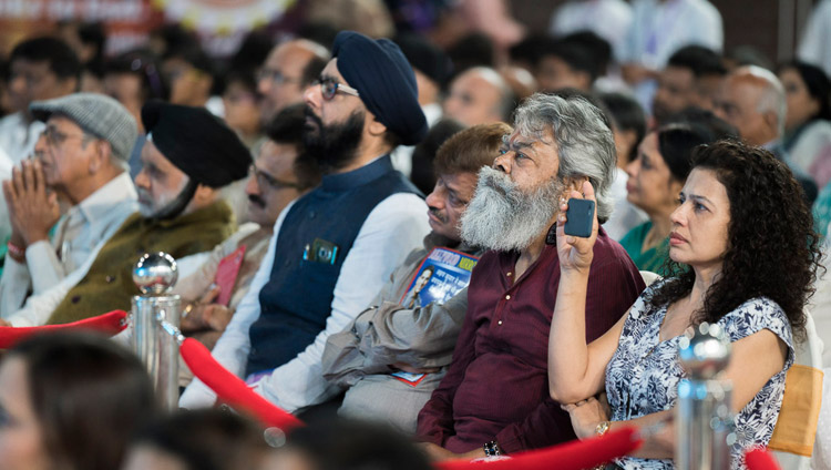Các thành viên của khán giả đang lắng nghe Thánh Đức Đạt Lai Lạt Ma nói chuyện tại cuộc đối thoại liên tôn tại Mumbai, Ấn Độ vào ngày 13 tháng 8 năm 2017. Ảnh của Tenzin Choejor / VPĐLLM