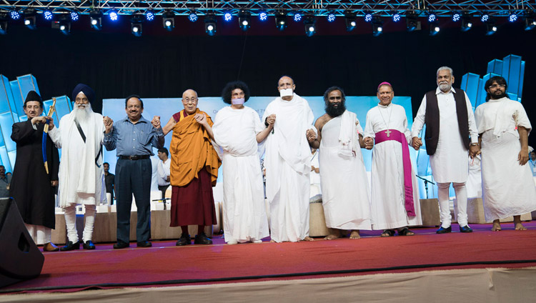 Thánh Đức Đạt Lai Lạt Ma và những người tham dự đã cùng tập hợp với nhau vào lúc kết thúc cuộc đối thoại liên tôn tại Mumbai, Ấn Độ vào ngày 13 tháng 8 năm 2017. Ảnh của Tenzin Choejor / VPĐLLM