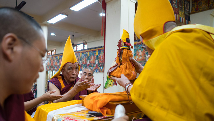 Thánh Đức Đạt Lai Lạt Ma tấn phong bổ nhiệm cho Tân Ganden Tripa trước khi thuyết pháp tại Tsuglagkang ở Dharamsala, HP, Ấn Độ vào ngày 29 tháng 8 năm 2017. Ảnh của Tenzin Choejor / VPĐLLM