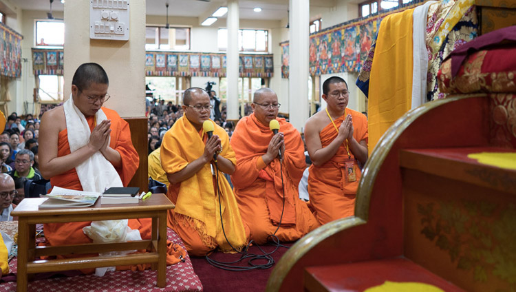 Các nhà sư Thái Lan tụng bài kinh Mangala (kinh Hạnh Phúc) bằng tiếng Pali vào đầu buổi thuyết Pháp của Thánh Đức Đạt Lai Lạt Ma tại Tsuglagkang ở Dharamsala, HP, Ấn Độ vào ngày 29 tháng 8 năm 2017. Ảnh của Tenzin Choejor / VPĐLLM