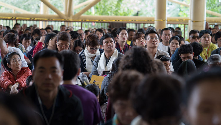 Một số trong số hơn 8000 người tham dự ngày đầu tiên Pháp hội của Thánh Đức Đạt Lai Lạt Ma tại Tsuglagkang ở Dharamsala, HP, Ấn Độ vào ngày 29 tháng 8 năm 2017. Ảnh của Tenzin Choejor / VPĐLLM