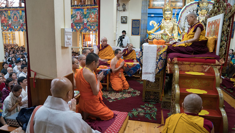 Các nhà sư Thái lan tụng kinh Mangala tiếng Pali vào đầu ngày thứ ba của Pháp hội tại Tsuglagkhang ở Dharamsala, HP, Ấn Độ vào ngày 31 tháng 8 năm 2017. Ảnh của Tenzin Choejor / VPĐLLM