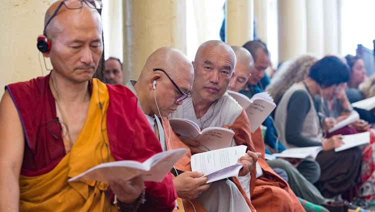 Các khán giả đến từ Đông Nam Á đang theo dõi bản văn trong ngày thứ 3 của Pháp hội Thánh Đức Đạt Lai Lạt Ma tại Tsuglagkhang ở Dharamsala, HP, Ấn Độ vào 31 tháng 8, 2017. Ảnh của Tenzin Choejor / VPĐLLM