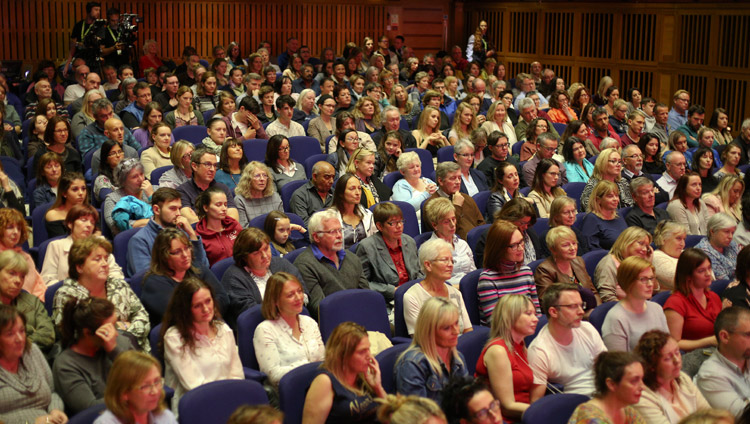Các thành viên của khán giả hơn 1000 người đang lắng nghe Thánh Đức Đạt Lai Lạt Ma tại Diễn đàn Millennial ở Derry, Bắc Ireland, Anh vào ngày 10 tháng 9 năm 2017. Ảnh của Lorcan Doherty